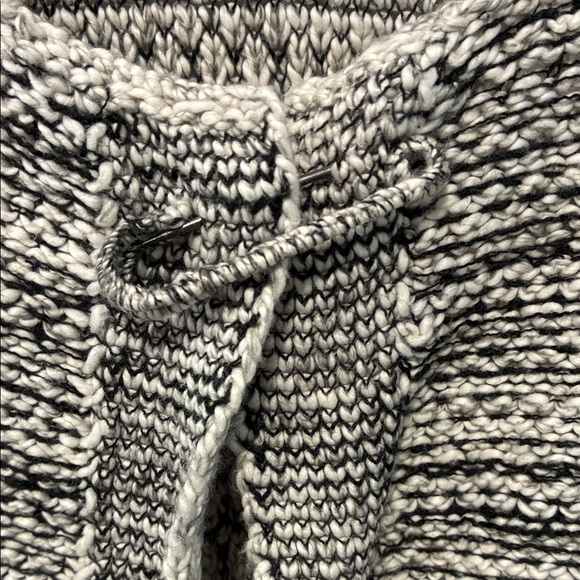 Elegant Black and Gray Striped Cardigan - Picture 5 of 11